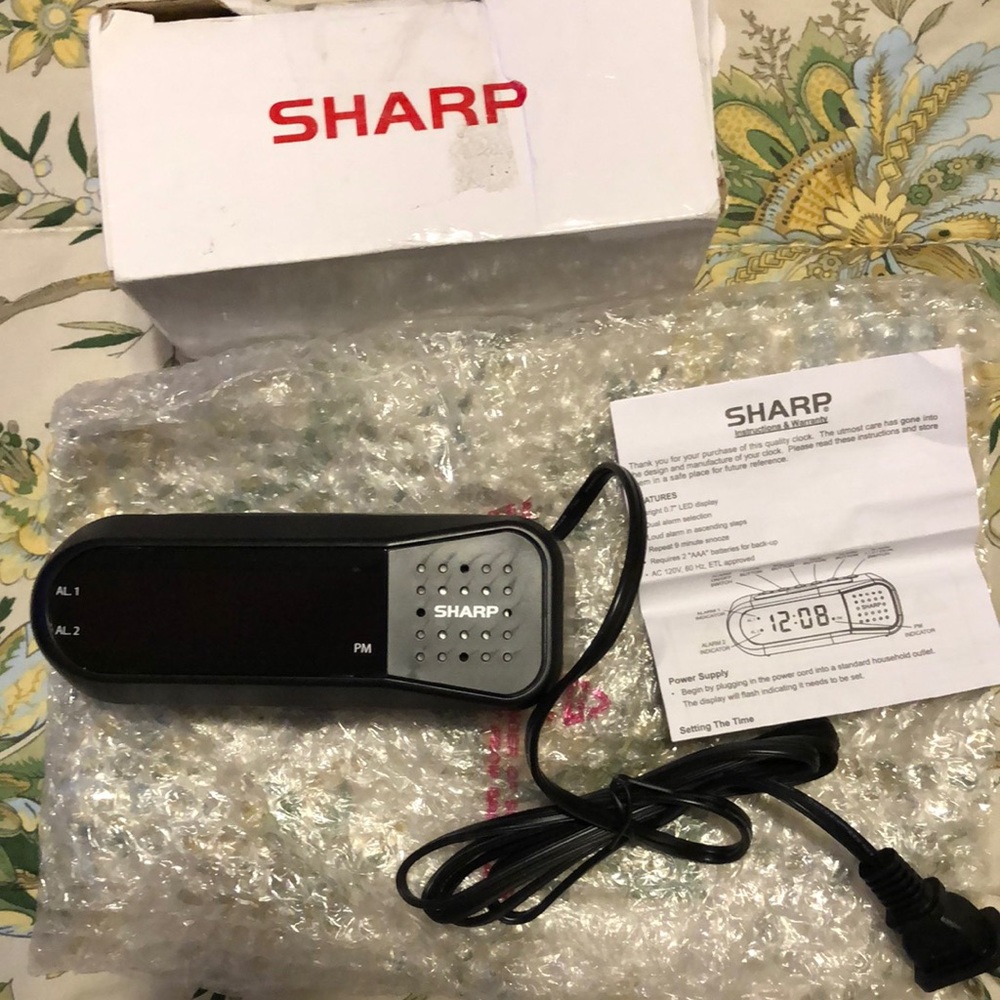 Sharp Alarm Clock - Picture 5 of 9